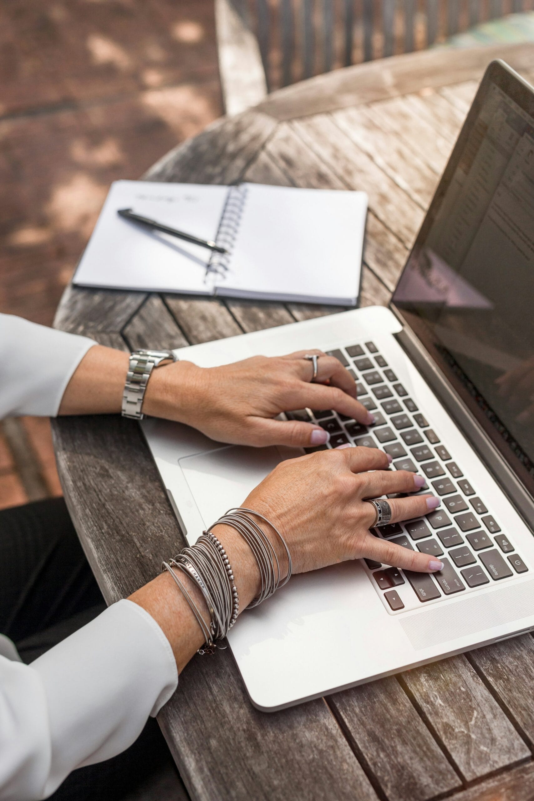 femme qui consulte les Modalités de financement sur un ordinateur